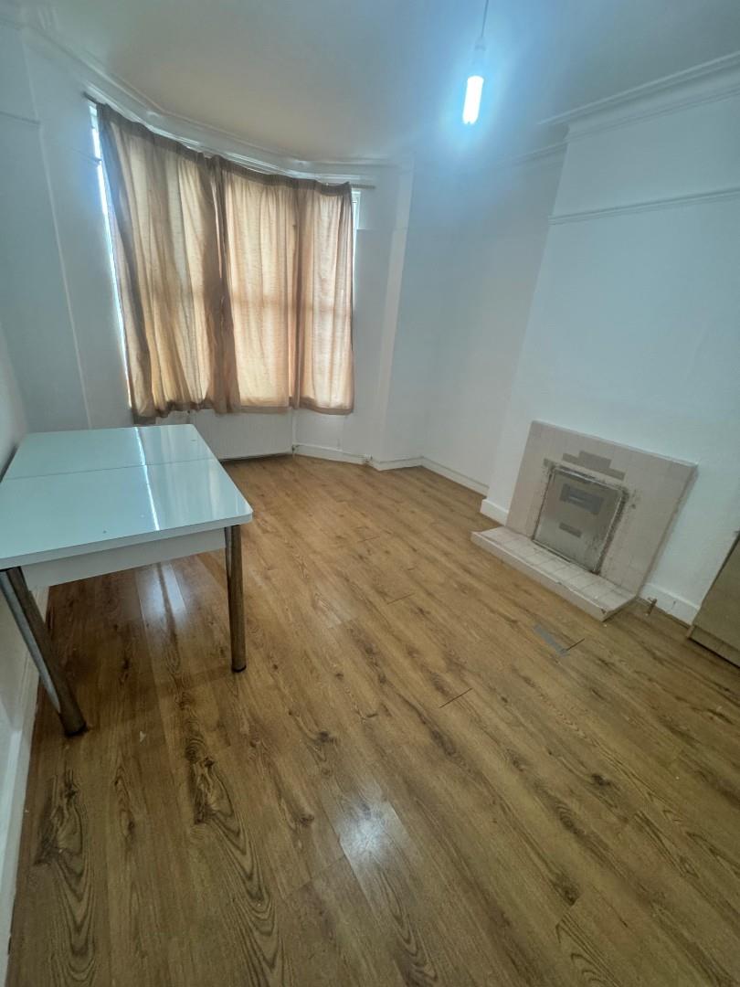 4 bedroom house in Forfar Road N22 area